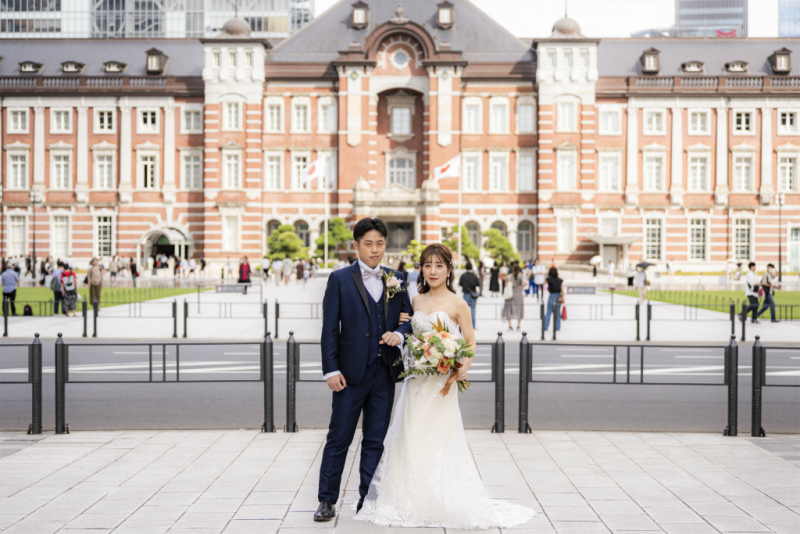 東京駅舎をバックに