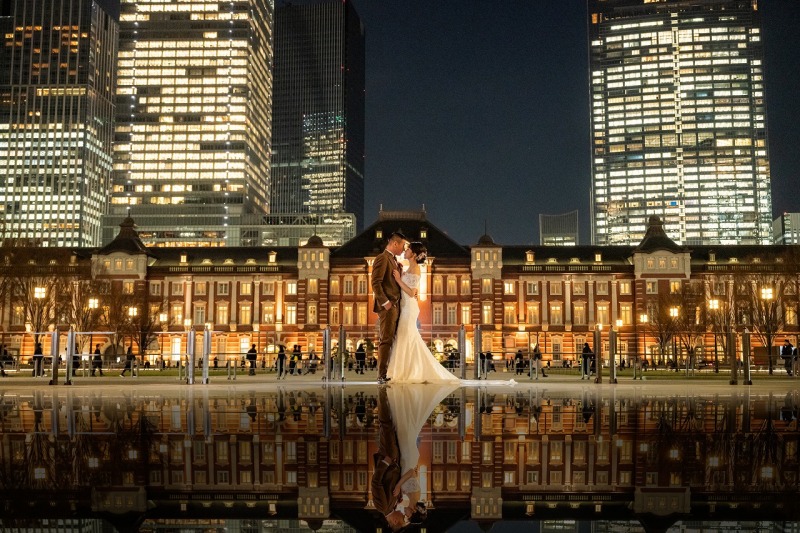 東京駅の夜景に包まれるリフレクションフォト