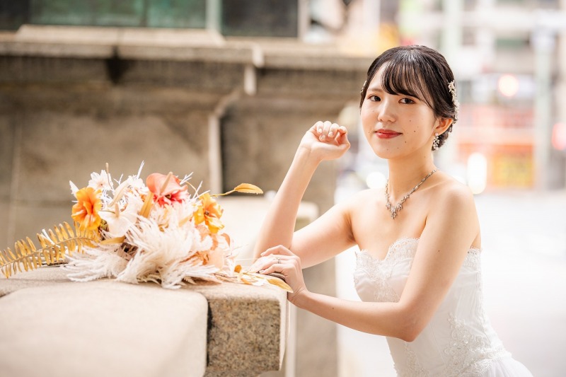 肘をついたポーズが映えるご新婦様のソロショット!