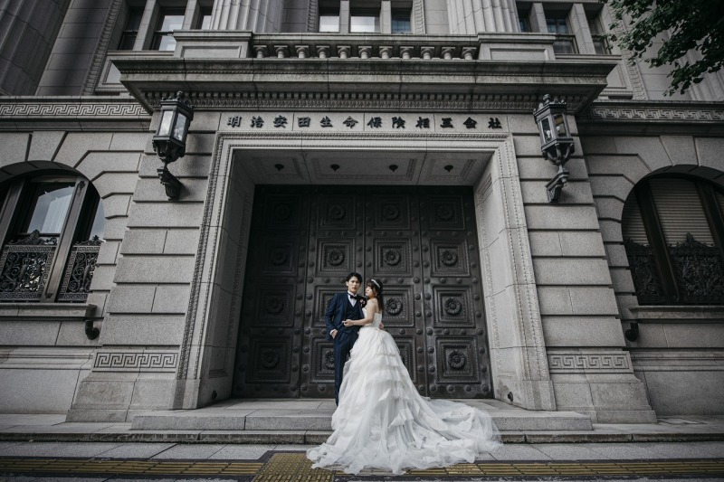 明治安田生命ビル前で