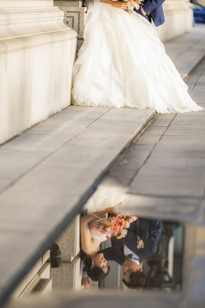 安田生命ビルと水鏡に映るおふたり