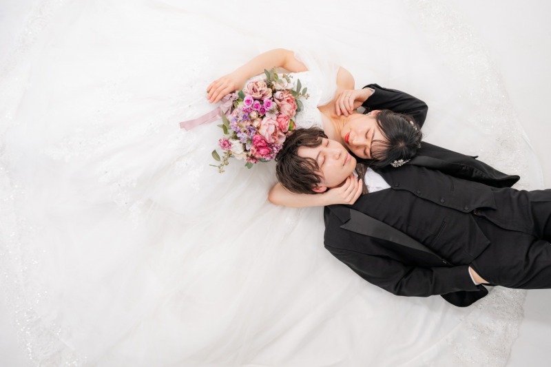 ドレスに包まれておふたりで寝ころびショットです☆