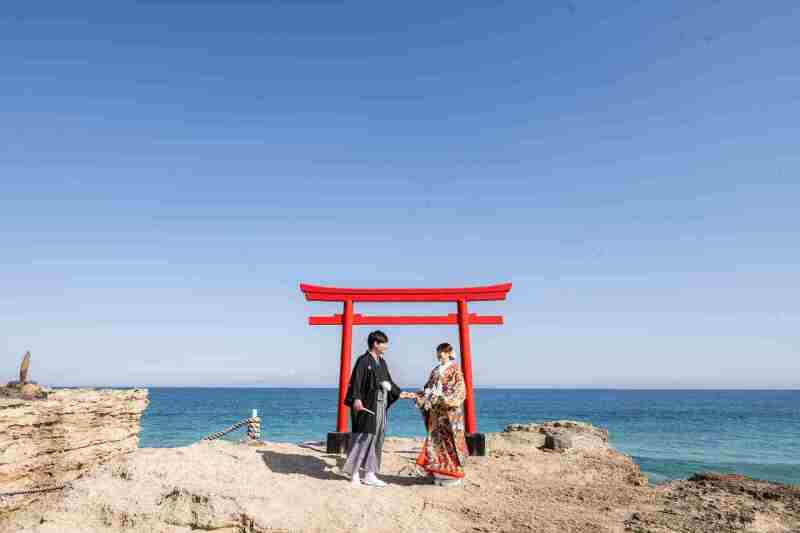 青い海と赤い鳥居が彩る和装ロケーション撮影