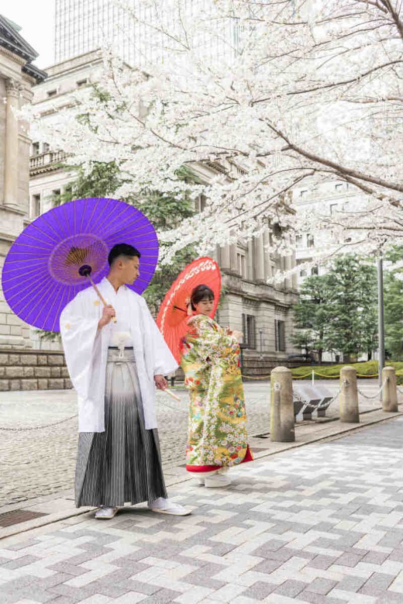 日銀前の桜の下で