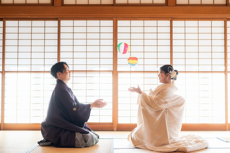 茶室で楽しむ和装ならではの遊び心ある一枚