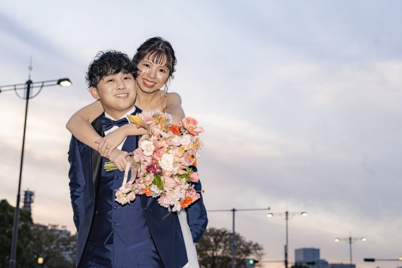 お空をバックにおんぶショット♡