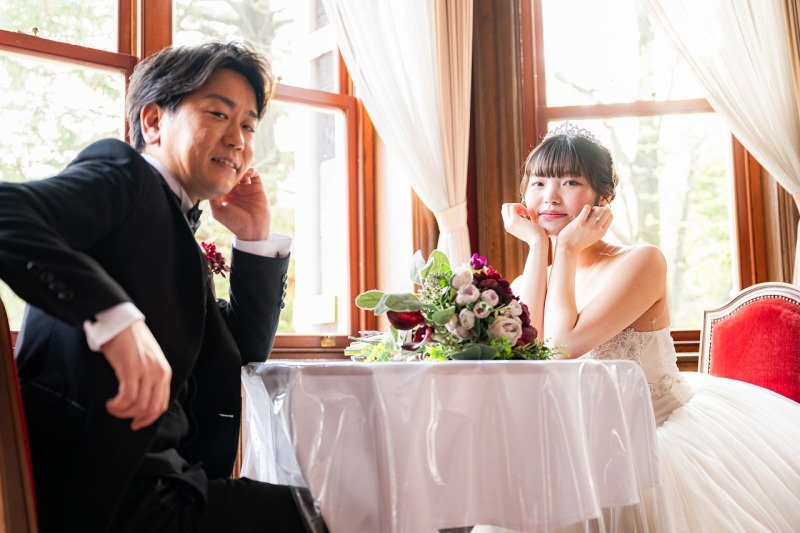 自然な笑顔がこぼれる窓辺のテーブルを使った1枚。