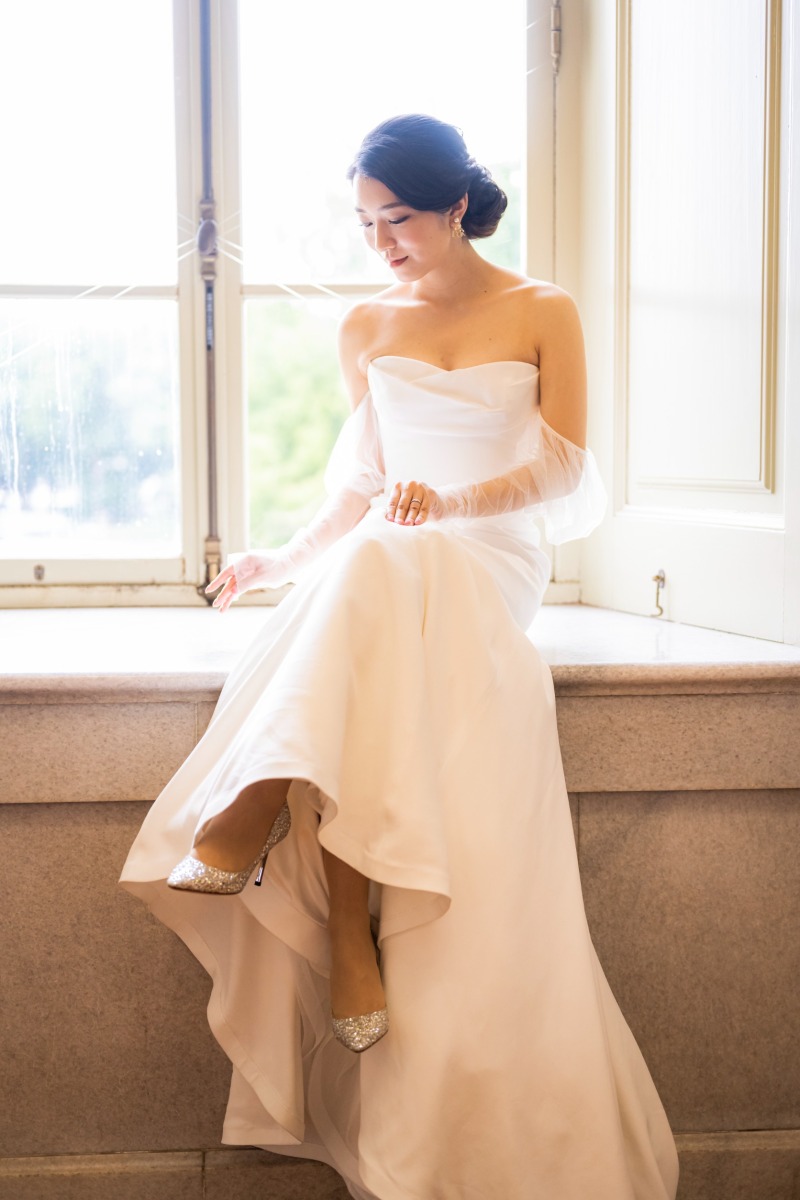 王女様のように足を組んで