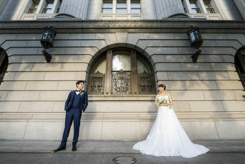 明治安田生命ビル前でスタイリッシュな立ち姿の一枚