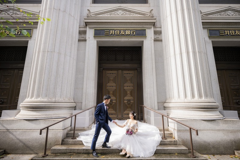 三井住友銀行前でエスコートショット