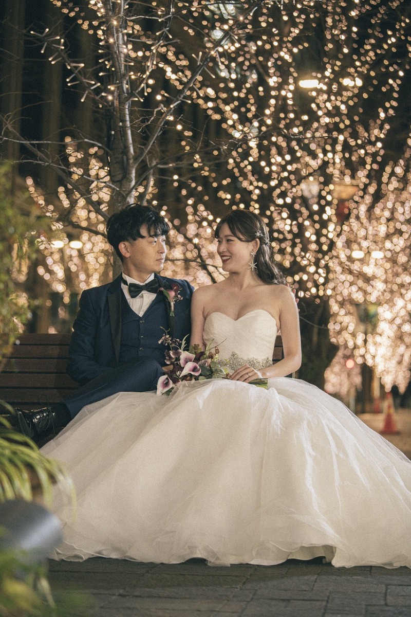 ベンチに腰掛けて