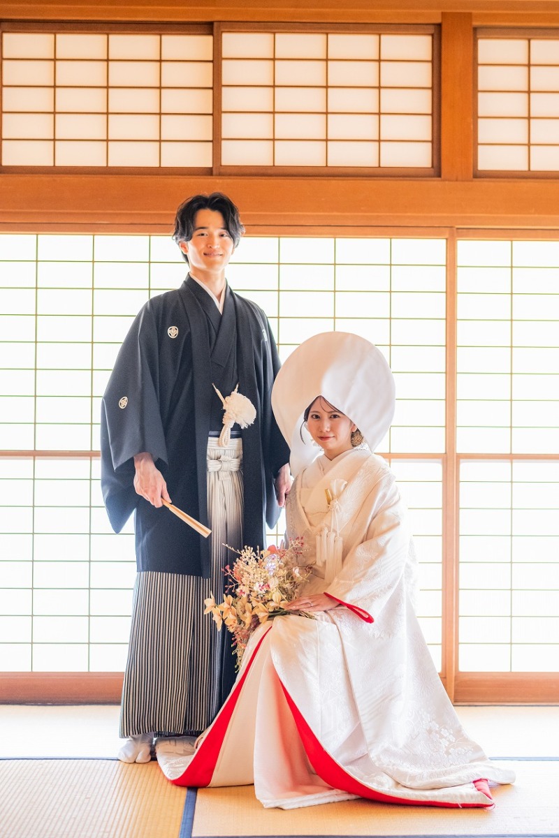 障子から差し込む光に包まれる和装姿