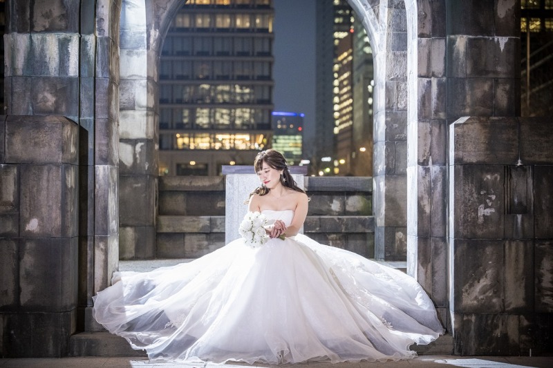 和田倉門でドレスの広がるソロショット☆