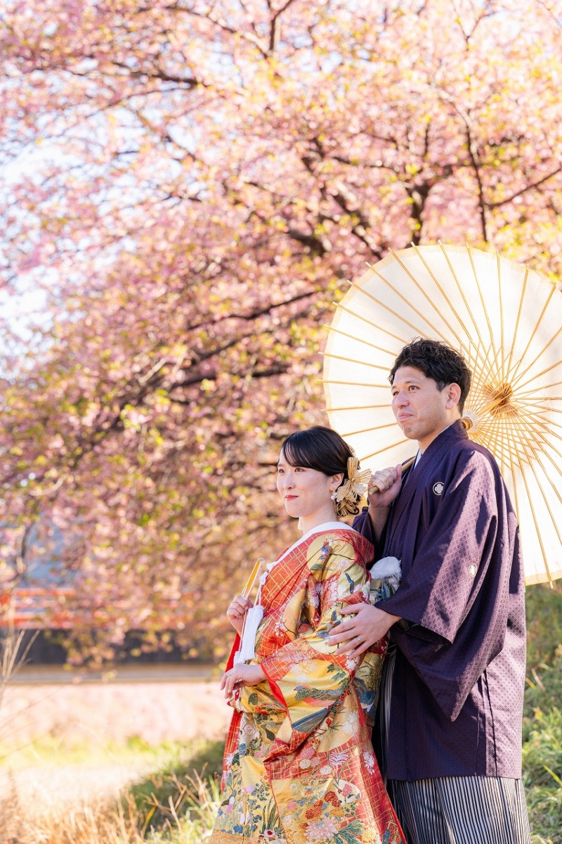河津桜と番傘が彩る春の和装ウェディング