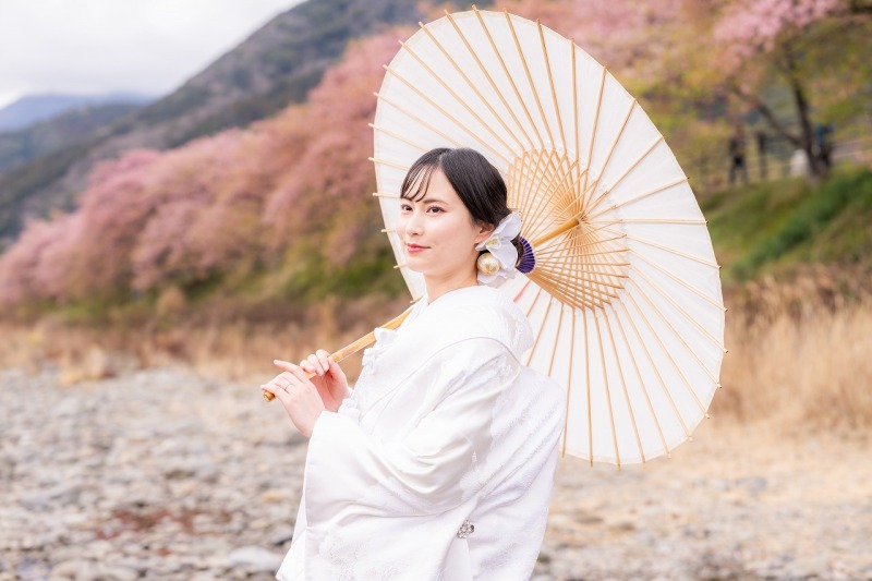 河津桜に寄り添う白無垢姿のやさしい一枚