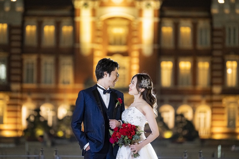 東京駅前で見つめあって