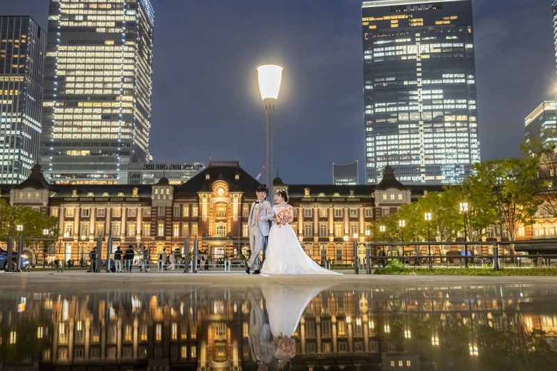 東京駅のリフレクションショットをドレスで