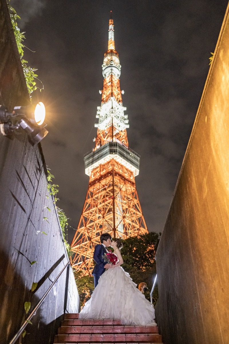 東京タワーを背に