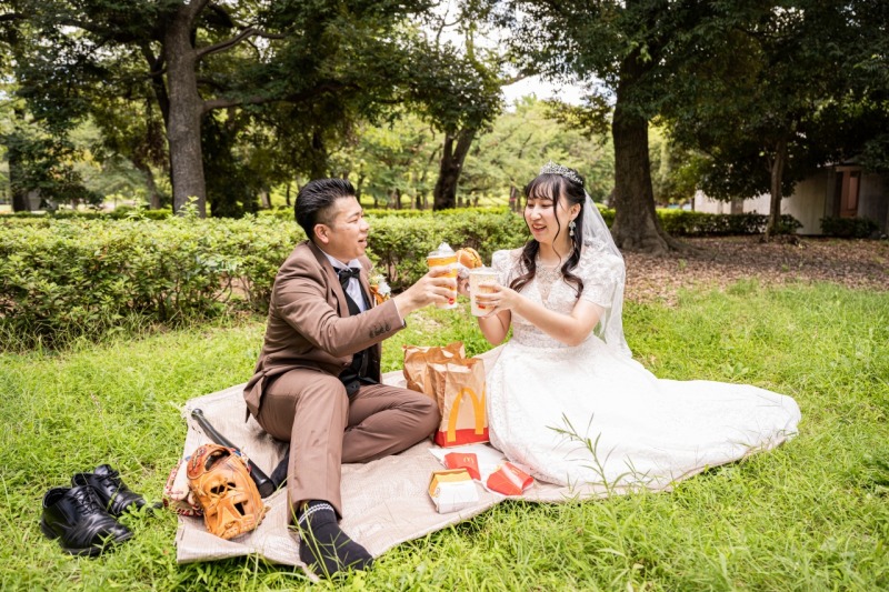 公園芝生の上で楽しむおふたりのMacピクニック☆