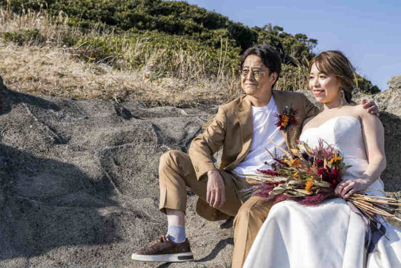 葉山の岩場で談笑