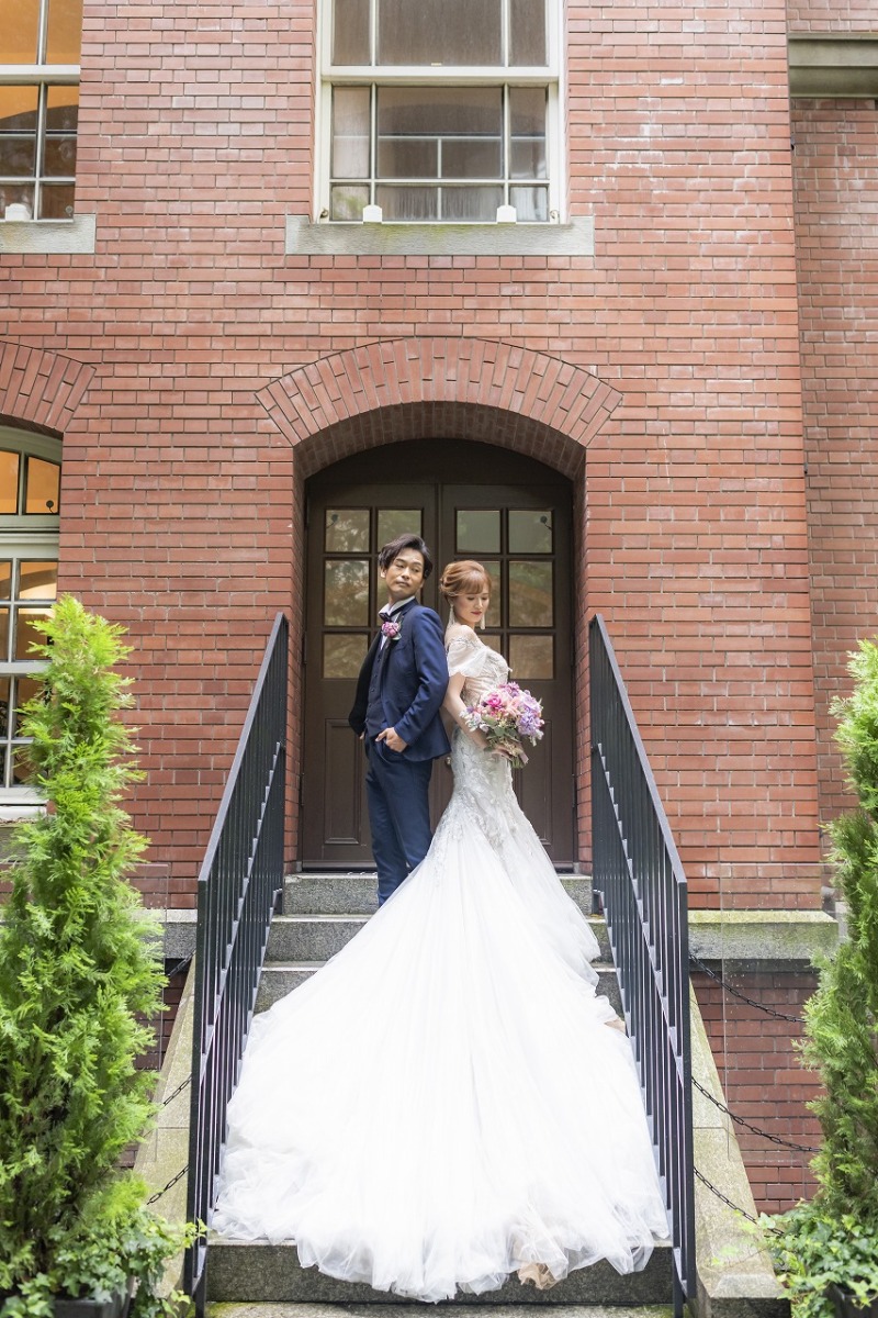 三菱一号館でドレスがあふれる階段ショット