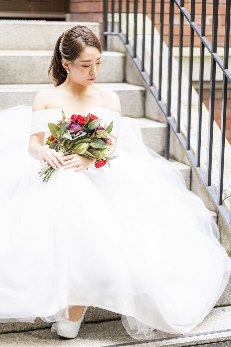 三菱一号館の階段でお座りショット♡