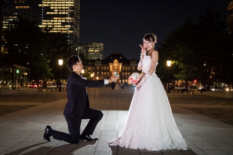 東京駅をバックにしたプロポーズショット♡