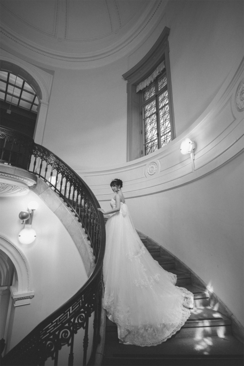 階段を上る優雅なバックショット