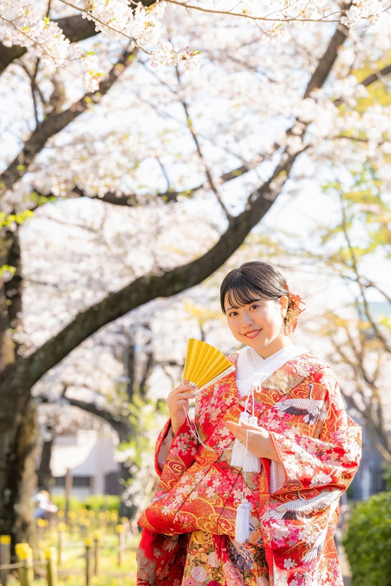 「春色」に映える、色打掛で残す晴れの日の和装美。