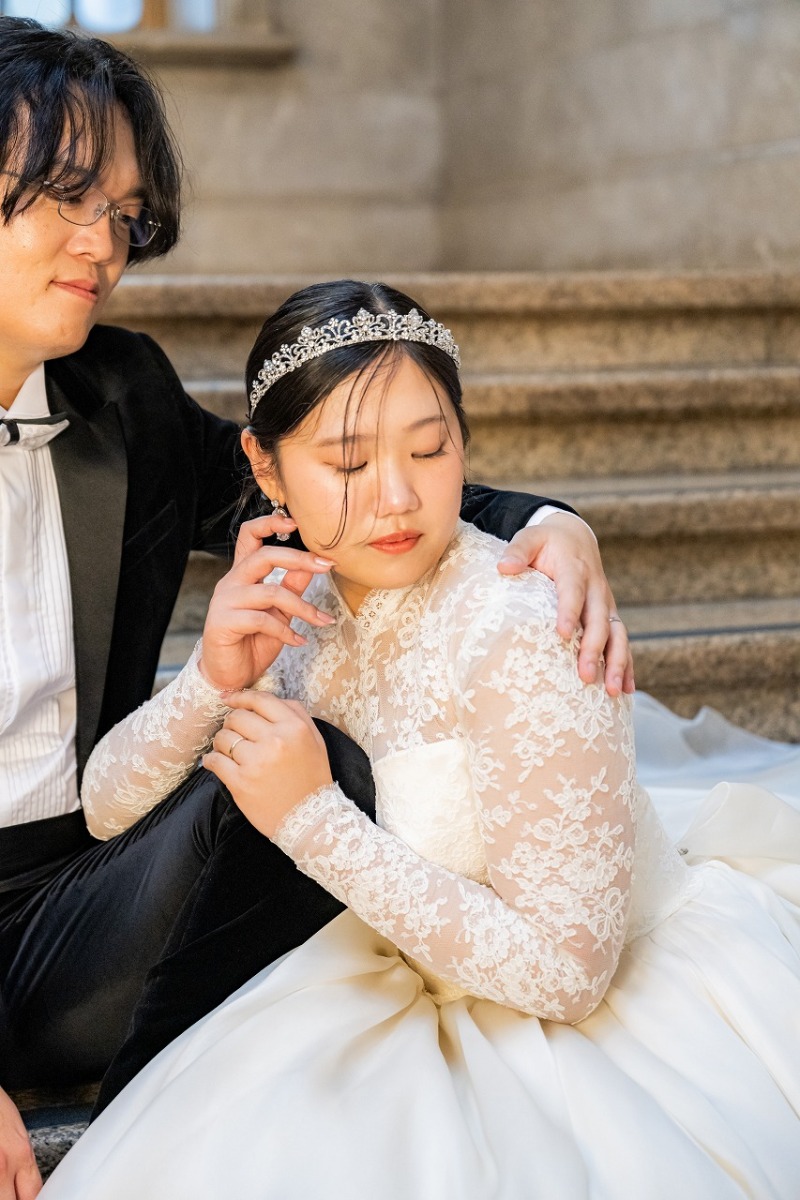 優しく寄り添う2人のぬくもりを、静かに切り取って