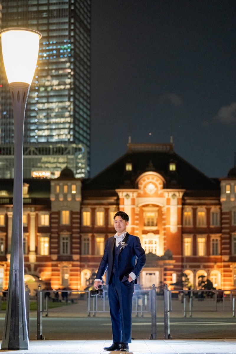 東京駅を背にご新郎もソロショットを撮影しました☆
