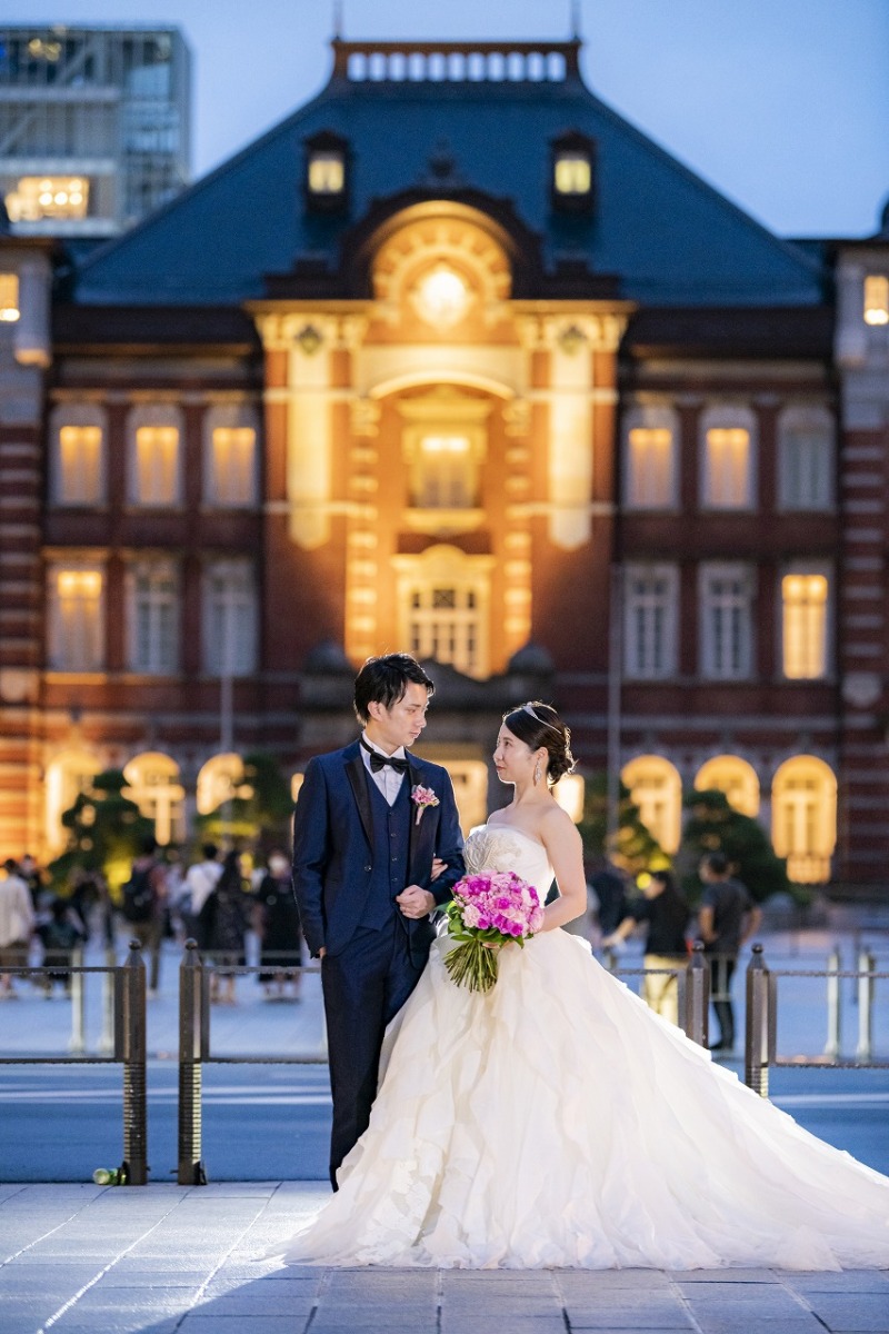ライトアップされた東京駅で