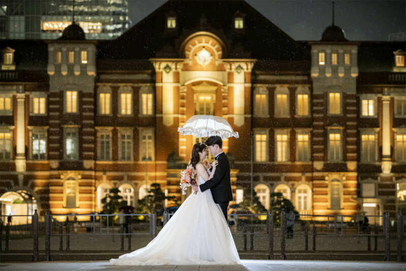 東京駅前で１つ傘の下に…♡