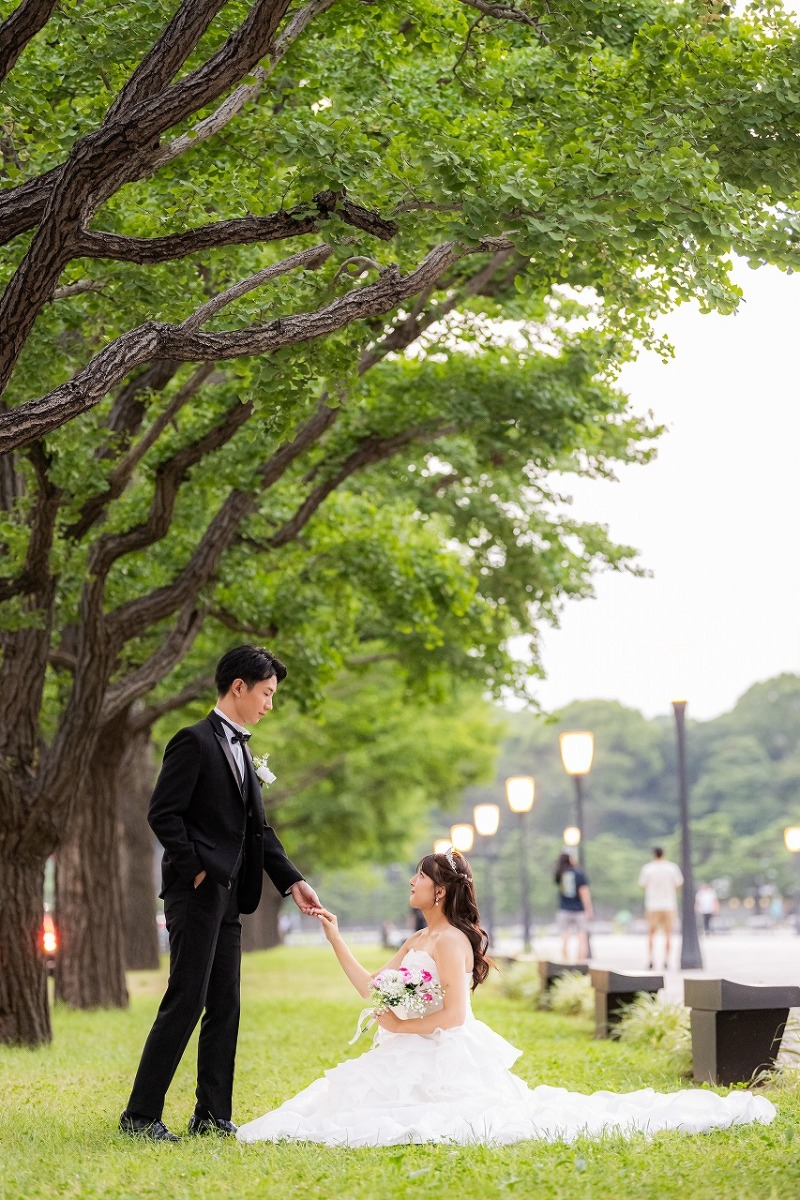 緑に包まれてそっと手を取り合うふたりのひととき