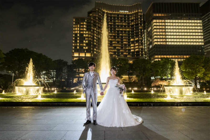 噴水前で手を繋ぐ一枚を