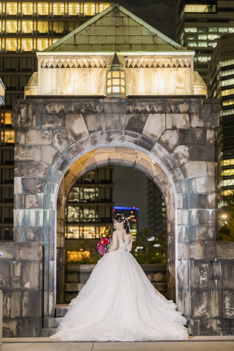 和田倉門にてご新婦様のソロショット♡