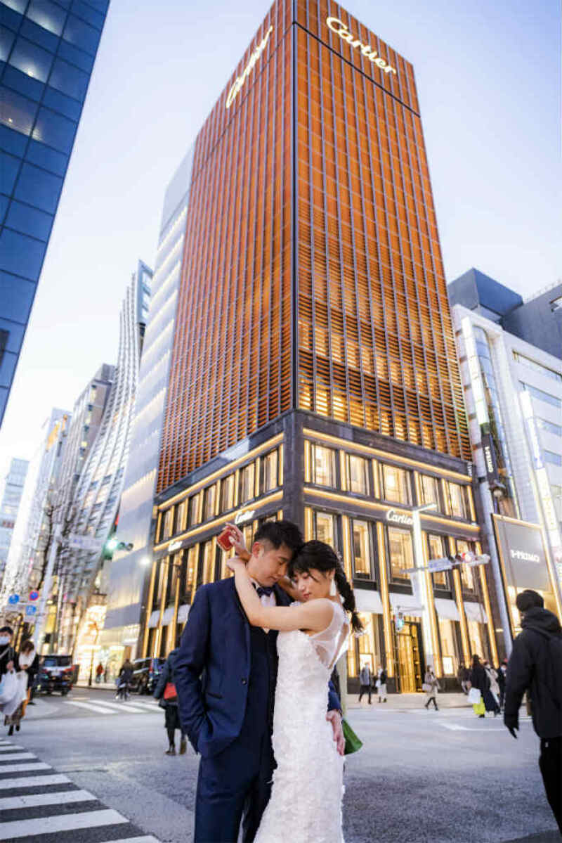 カルティエを背にハグショット♡