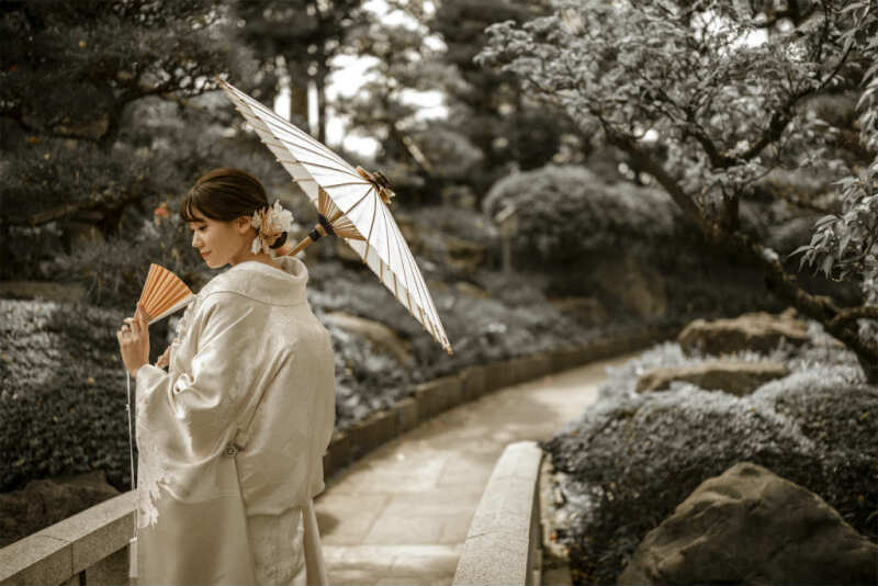 橋の上で優美なご新婦様のソロショット