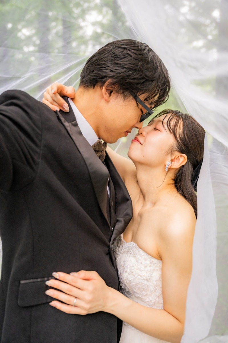 白いベールが包み込むロマンティックなふたりの時間