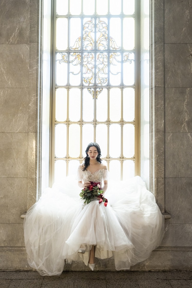 国立博物館の光差す窓辺でお座りショット!