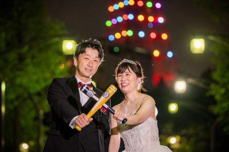 グッズを持って素敵な笑顔のおふたり