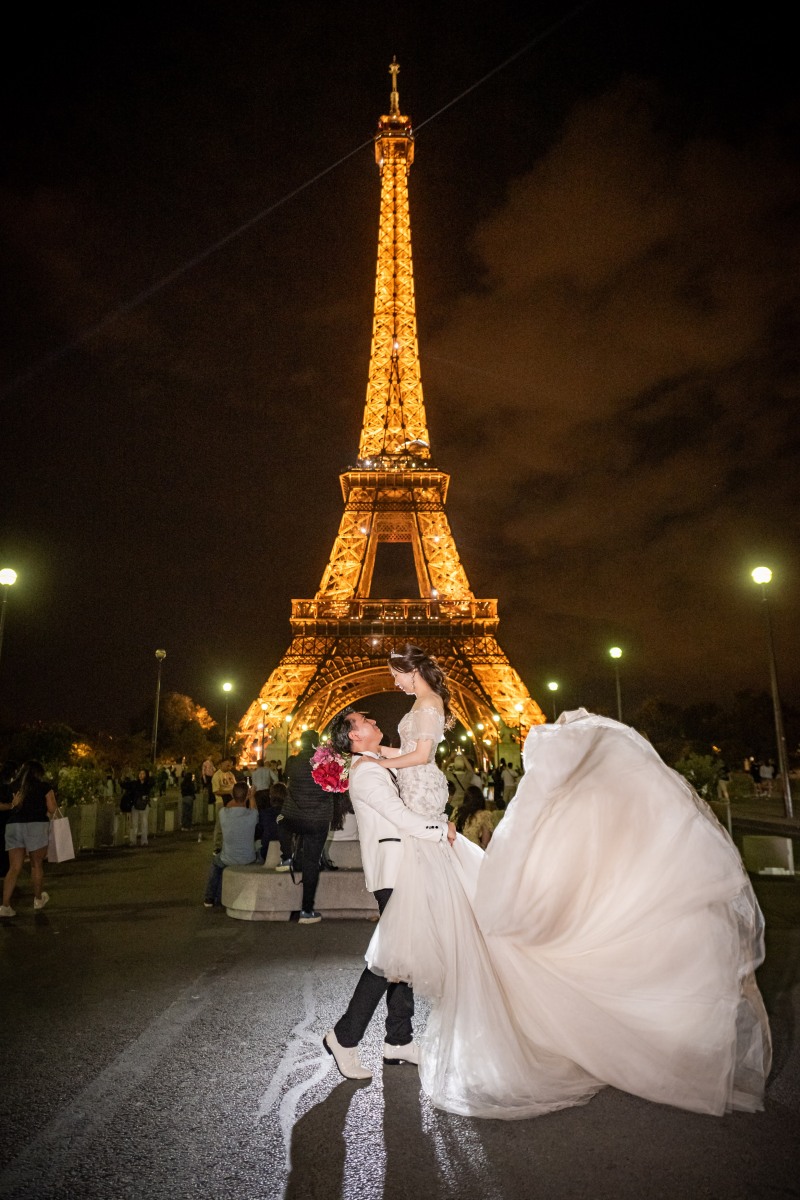 エッフェル塔前での抱っこショット♪