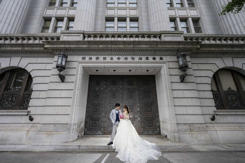 明治安田生命ビル前で