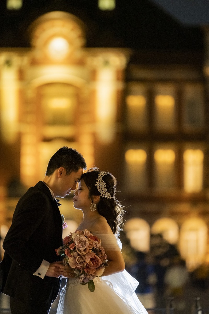 東京駅舎の前で