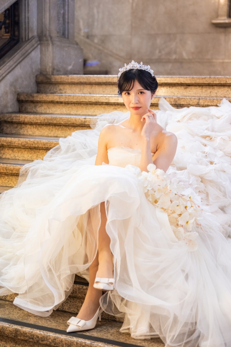 ドレスに包まれた階段でのご新婦様のソロショット♡