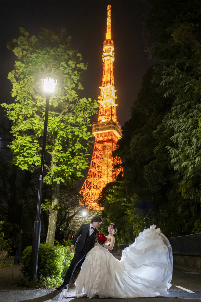 芝公園でドレスをファサッと!