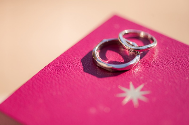 お持ち込み指輪のケースに重ねたおふたりの結婚指輪