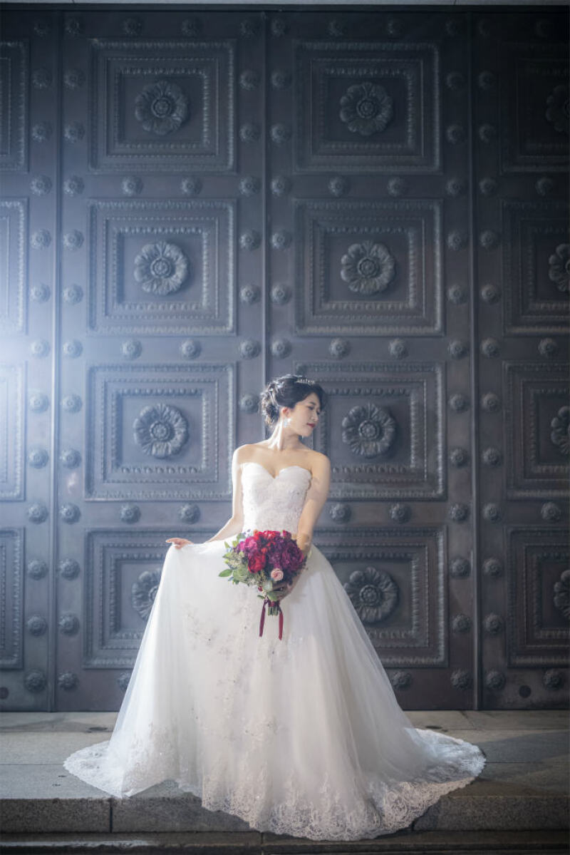 明治安田生命ビルの扉の前で優雅にソロショット！