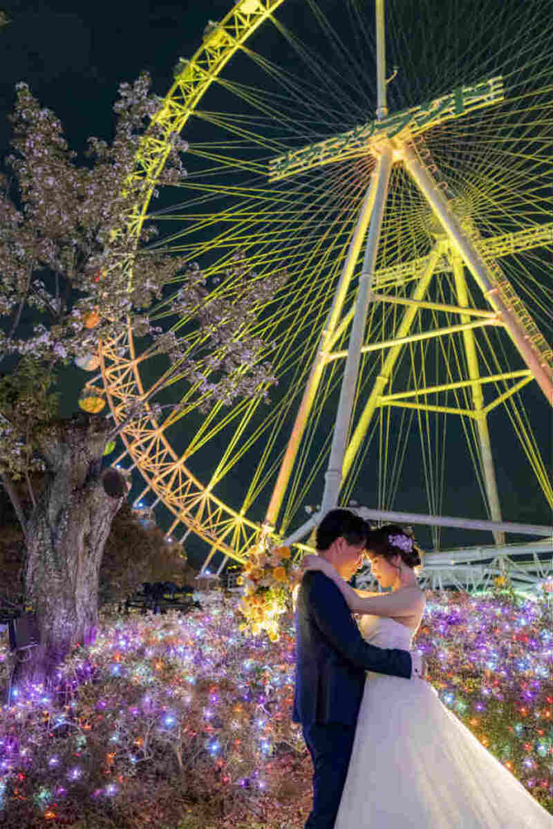 観覧車の前でおでここつんショット♡