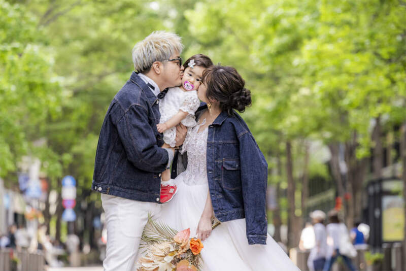 デニムジャケットを羽織って、愛の溢れる瞬間を♡